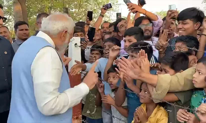 മോദിക്ക് കൈ നീട്ടി കുരുന്നുകൾ, അരികിൽ എത്തിയിട്ടും തൊടാതെ ഒഴിഞ്ഞുമാറി -VIDEO