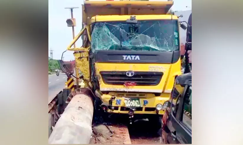 പാ​ല​ത്തി​ന​ടു​ത്ത്​ ഡി​വൈ​ഡ​റി​ലേ​ക്ക് ടോ​റ​സ് ഇ​ടി​ച്ചു​ക​യ​റി; ഹൈ​മാ​സ്റ്റ് ലൈ​റ്റ് ത​ക​ർ​ന്നു