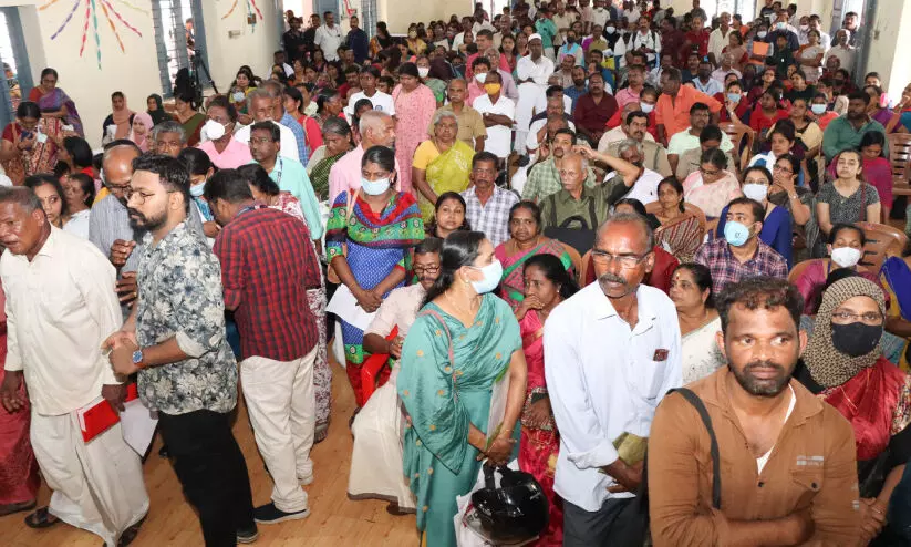 തി​രു​വ​ന​ന്ത​പു​രം താ​ലൂ​ക്ക് അ​ദാ​ല​ത്താ​യ ‘ക​രു​ത​ലും കൈ​ത്താ​ങ്ങും’ വേ​ദി​യി​ൽ പ​രാ​തി പ​റ​യാ​നെ​ത്തി​യ​വ​രു​ടെ തി​ര​ക്ക്