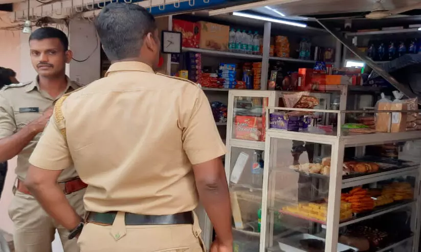 പള്ളിമുക്കിൽ കടകളിൽ മോഷണം പള്ളിമുക്കിൽ കടകളിൽ മോഷണം