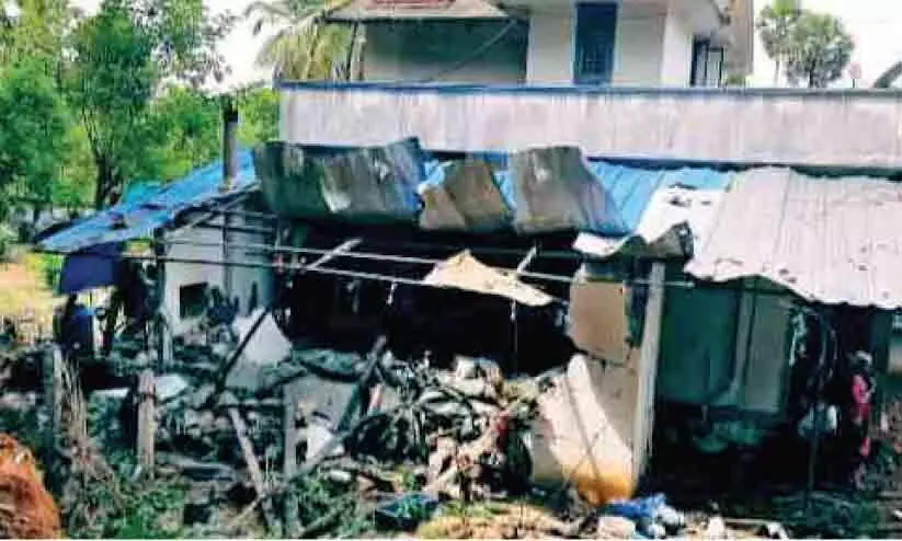 കേരളശ്ശേരി സ്ഫോടനം: ഞെട്ടൽ മാറാതെ നാട്ടുകാർ കേരളശ്ശേരി സ്ഫോടനം: ഞെട്ടൽ മാറാതെ നാട്ടുകാർ