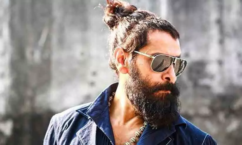 റിഹേഴ്സലിനിടെ വിക്രമിന്  അപകടം; വാരിയെല്ലിന് പരിക്ക്