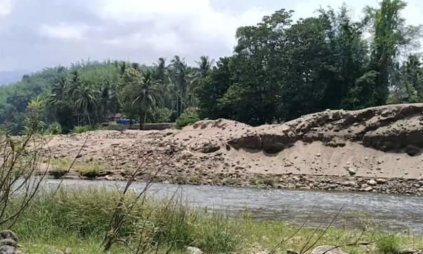 പ്രളയത്തിൽ സ്വകാര്യ ഭൂമിയിൽ വന്നിടിഞ്ഞ പുഴമണൽ സർക്കരിന്റേതെന്ന് ഉത്തരവ്