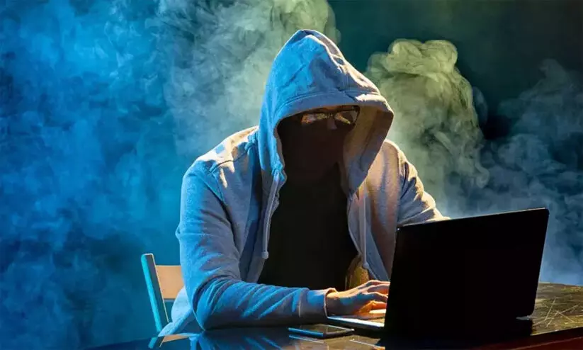 വിദ്യാഭ്യാസം പ്ലസ് ടു, ദിവസവും സമ്പാദിക്കുന്നത് 5 കോടിയിലേറെ; സൈബർ കുറ്റവാളിയും സംഘവും വലയിൽ വിദ്യാഭ്യാസം പ്ലസ് ടു, ദിവസവും സമ്പാദിക്കുന്നത് 5 കോടിയിലേറെ; സൈബർ കുറ്റവാളിയും സംഘവും വലയിൽ