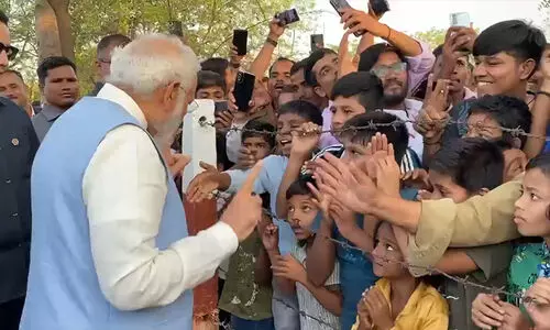 മോദിക്ക് കൈ നീട്ടി കുരുന്നുകൾ, അരികിൽ എത്തിയിട്ടും തൊടാതെ ഒഴിഞ്ഞുമാറി -VIDEO