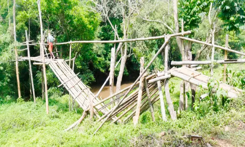 നെല്ലേരി പാലം തകർന്ന്  അഞ്ചുപേർക്ക് പരിക്ക്