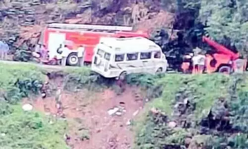 കൊക്കയിലേക്ക് പതിക്കാൻ പോയ വാനിൽനിന്ന് യാത്രക്കാർ അത്ഭുതകരമായി രക്ഷപ്പെട്ടു