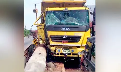 പാ​ല​ത്തി​ന​ടു​ത്ത്​ ഡി​വൈ​ഡ​റി​ലേ​ക്ക് ടോ​റ​സ് ഇ​ടി​ച്ചു​ക​യ​റി; ഹൈ​മാ​സ്റ്റ് ലൈ​റ്റ് ത​ക​ർ​ന്നു