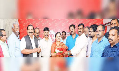 മ​ന്ത്രി വീ​ണ ജോ​ർ​ജി​ന് സ്വീ​ക​ര​ണം ന​ൽ​കി