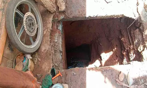 സെപ്റ്റിക് ടാങ്കിൽ വീണ പിതാവിനെയും മകനെയും രക്ഷപ്പെടുത്തി