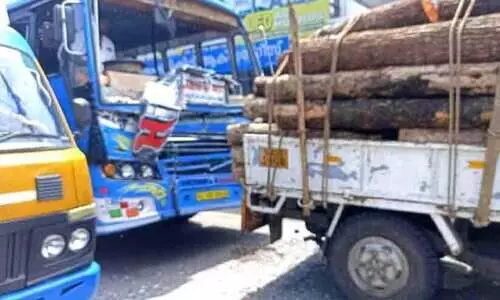 ബസ് തടിലോറിക്ക് പിന്നിലിടിച്ചു ബസ് തടിലോറിക്ക് പിന്നിലിടിച്ചു