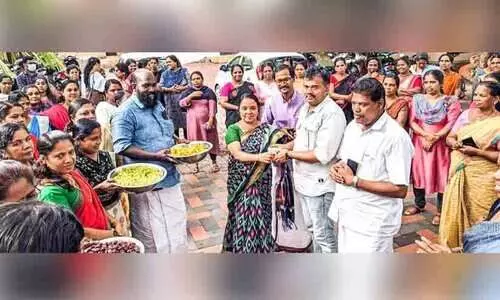 തണ്ണീർപ്പന്തലിൽ ഇനി പഴങ്ങളും ജൂസും തണ്ണീർപ്പന്തലിൽ ഇനി പഴങ്ങളും ജൂസും