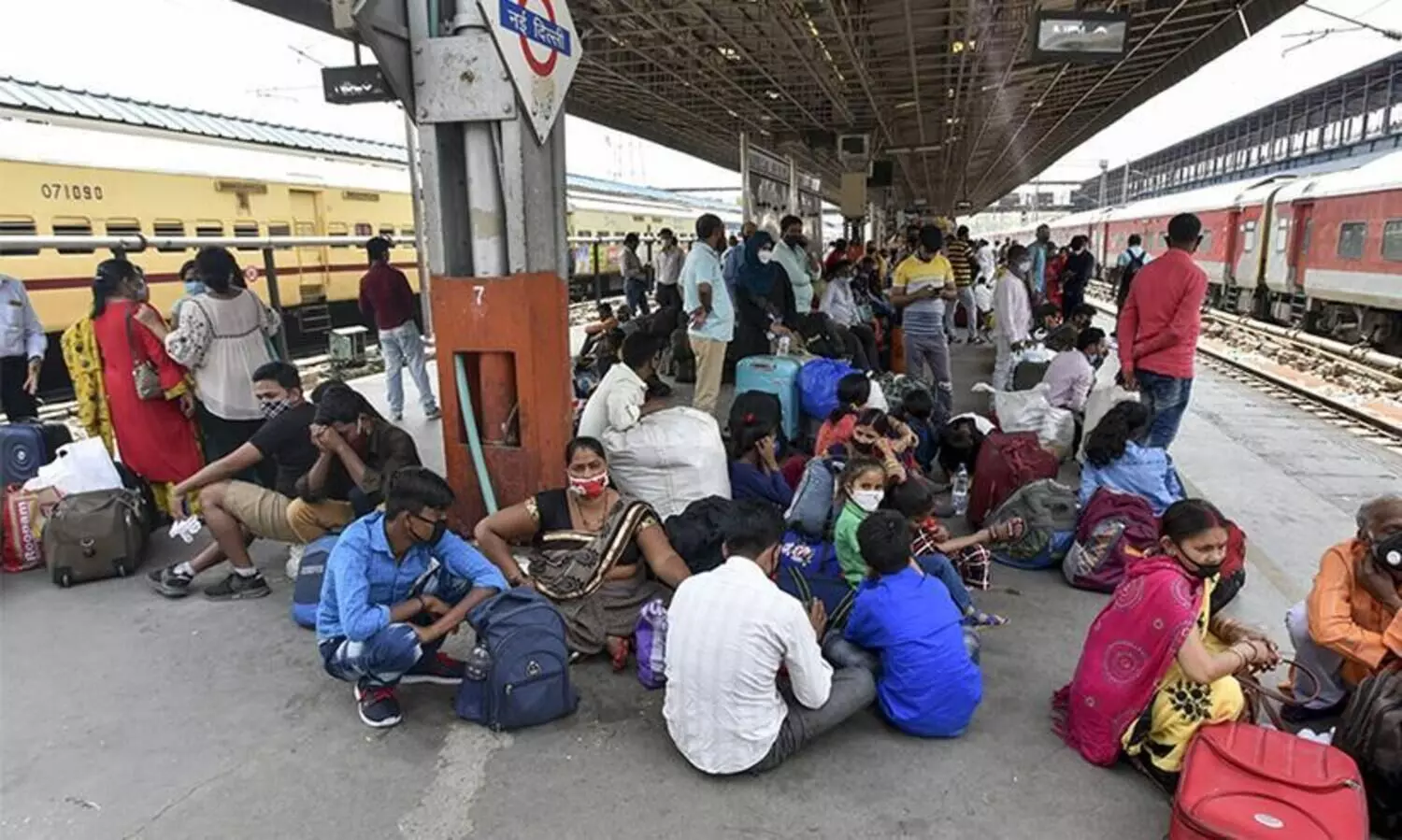 ട്രെയിൻ കാത്തിരിക്കുന്നവർക്ക് ഈ അവകാശം നൽ​കേണ്ടതല്ലേ; വൈറലായി യാത്രക്കാരന്റെ കുറിപ്പ്