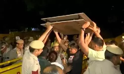 അർധരാത്രി ഗുസ്തിതാരങ്ങളും പൊലീസും തമ്മിൽ സംഘർഷം; യുദ്ധസമാന സന്നാഹങ്ങളുമായി പൊലീസ്