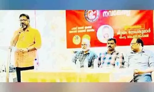 ‘​ന​വ​കേ​ര​ള’ ചി​റ്റ​യം ഗോ​പ​കു​മാ​റി​ന് സ്വീ​ക​ര​ണം ന​ൽ​കി