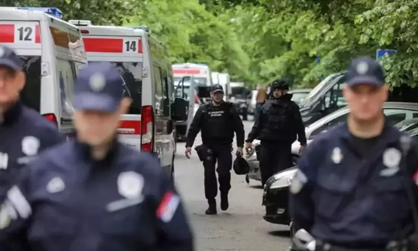 ഓടുന്ന വാഹനത്തിൽനിന്നും വെടിയുതിർത്ത് എട്ടു പേരെ കൊന്നു