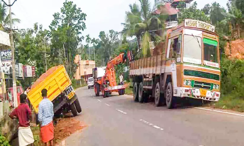 അമ്പാടി ജങ്ഷനിൽ അപകട പരമ്പര
