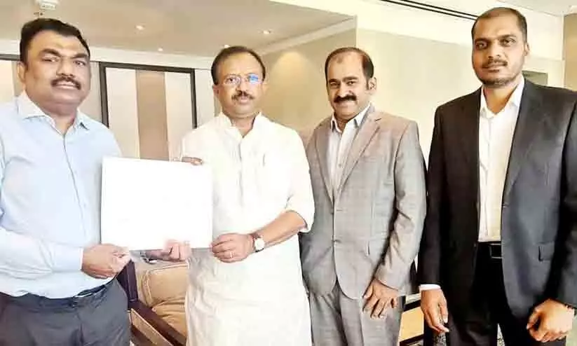 പ്ര​വാ​സി​ക​ളു​ടെ പ്ര​ശ്ന​ങ്ങ​ളി​ൽ പ​രി​ഹാ​ര​ം വേണം; കെ.​എം.​സി.​സി നേ​താ​ക്ക​ൾ കേ​ന്ദ്ര​മ​ന്ത്രി മു​ര​ളീ​ധ​ര​നെ ക​ണ്ടു