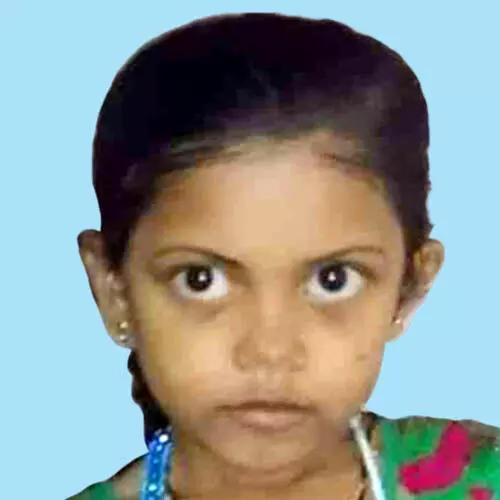 റോ​ഡ് മു​റി​ച്ച് ക​ട​ക്കു​ന്ന​തി​നി​ടെ കാ​റി​ടി​ച്ച് അ​ഞ്ച് വ​യ​സ്സു​കാ​രി​ക്ക് ദാ​രു​ണാ​ന്ത്യം