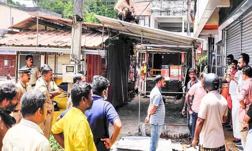 പഞ്ചായത്ത് സ്ഥലം കൈയേറി കെട്ടിയ ഷെഡ് പൊളിച്ചുനീക്കി