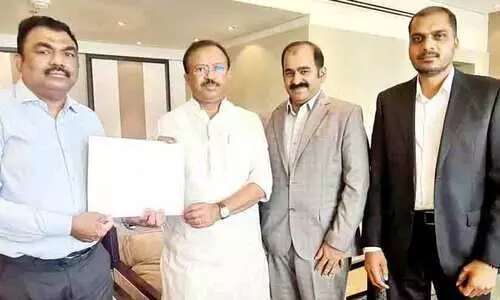 പ്ര​വാ​സി​ക​ളു​ടെ പ്ര​ശ്ന​ങ്ങ​ളി​ൽ പ​രി​ഹാ​ര​ം വേണം; കെ.​എം.​സി.​സി നേ​താ​ക്ക​ൾ കേ​ന്ദ്ര​മ​ന്ത്രി മു​ര​ളീ​ധ​ര​നെ ക​ണ്ടു