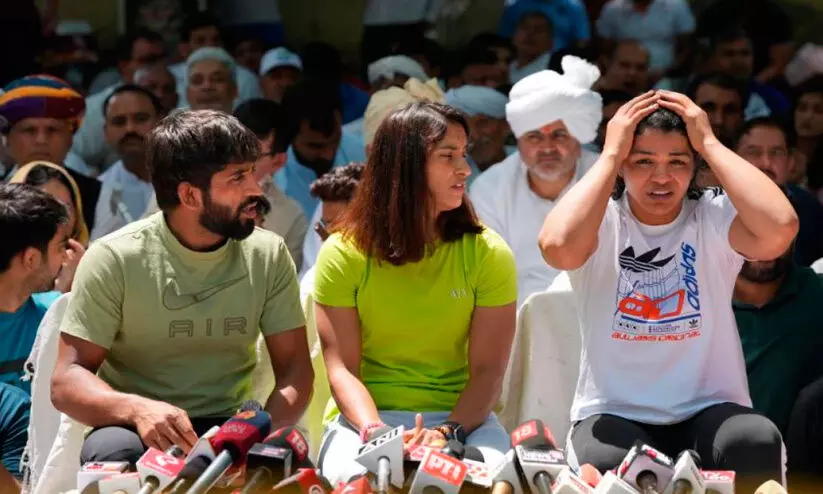 ഗുസ്തി താരങ്ങൾക്ക് പിന്തുണയുമായി ഖാപ് പഞ്ചായത്തുകൾ ഡൽഹിയിലേക്ക് ഗുസ്തി താരങ്ങൾക്ക് പിന്തുണയുമായി ഖാപ് പഞ്ചായത്തുകൾ ഡൽഹിയിലേക്ക്