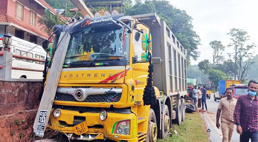 ലക്കിടിയിൽ വാഹനാപകടം; നാലു യുവാക്കൾക്ക് പരിക്ക് ലക്കിടിയിൽ വാഹനാപകടം; നാലു യുവാക്കൾക്ക് പരിക്ക്