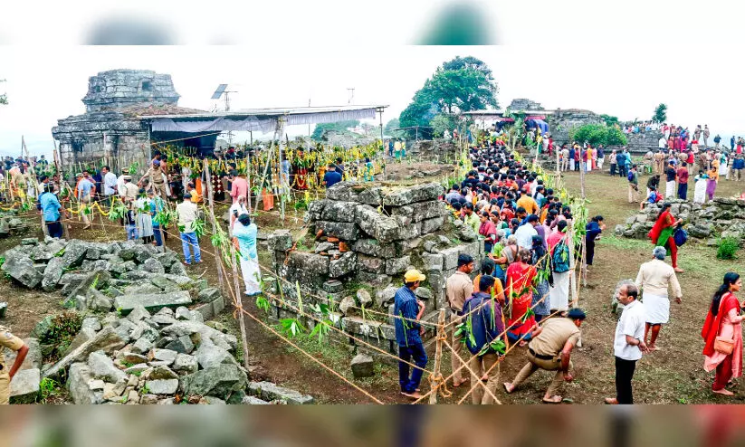 മംഗളാദേവി ക്ഷേ​ത്രോത്സ​വം: വഴിനീളെ വാഹനക്കുരുക്ക്, നിയന്ത്രണങ്ങൾ കാറ്റിൽ പറന്നു