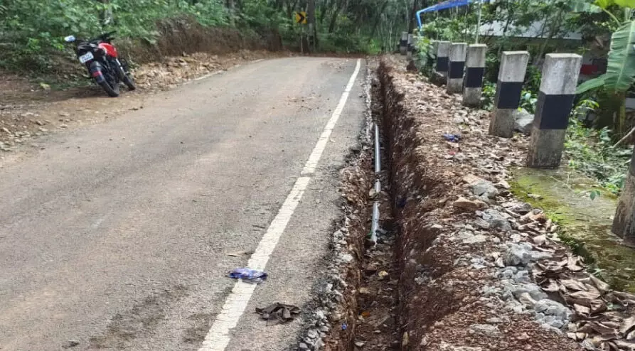 മണ്ണ് ഒലിച്ചുപോയി;  റോഡ് അപകടാവസ്ഥയിൽ