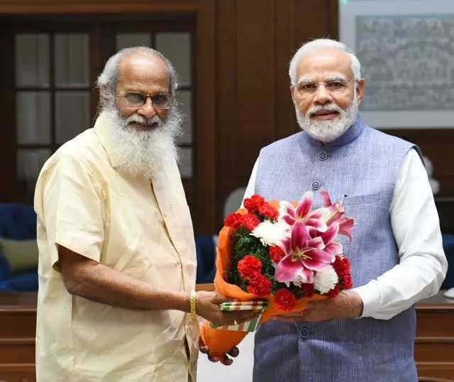 വി.വിജയേന്ദ്ര പ്രസാദ് നരേന്ദ്ര മോദിക്കൊപ്പം വി.വിജയേന്ദ്ര പ്രസാദ് നരേന്ദ്ര മോദിക്കൊപ്പം