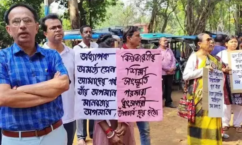 A group of civil society members and local people protesting outside Sens residence in Shantiniketan.