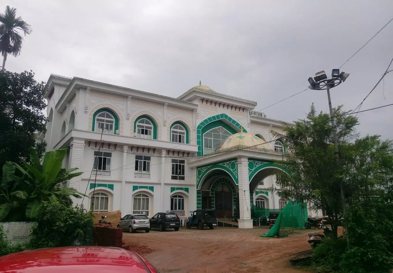 ഹജ്ജ്: സ​മി​തി രൂ​പ​വ​ത്ക​ര​ണ​ത്തി​ല്‍ വി​മ​ർ​ശ​നം