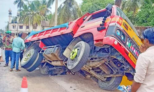 ദേശീയപാതയിൽ നിർമാണം പൂർത്തിയായ ഓവുചാൽ സ്ലാബ് തകർന്ന് ടിപ്പർ ലോറി മറിഞ്ഞു