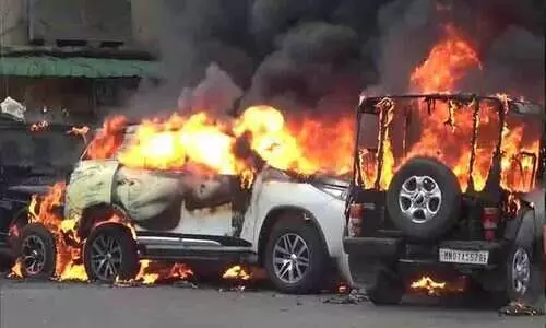 മണിപ്പൂരിൽ ബി.ജെ.പി എം‌.എൽ‌.എയെ ആൾക്കൂട്ടം വളഞ്ഞിട്ട് തല്ലി; ആദായനികുതി ഉദ്യോഗസ്ഥനെ തല്ലിക്കൊന്നു