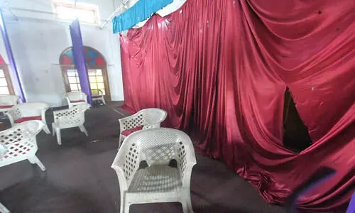 ടൗൺഹാളിന് നോട്ടം പോരാ, നഗരത്തിന് നാണക്കേട് ടൗൺഹാളിന് നോട്ടം പോരാ, നഗരത്തിന് നാണക്കേട്