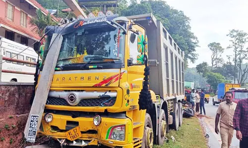 ലക്കിടിയിൽ വാഹനാപകടം; നാലു യുവാക്കൾക്ക് പരിക്ക് ലക്കിടിയിൽ വാഹനാപകടം; നാലു യുവാക്കൾക്ക് പരിക്ക്