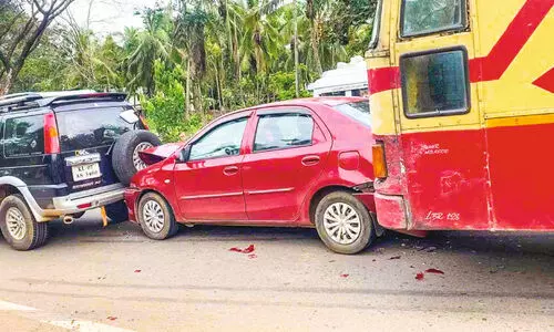 വട്ടപ്പാറയിൽ കെ.എസ്.ആർ.ടി.സി ബസും  കാറുകളും കൂട്ടിയിടിച്ചു