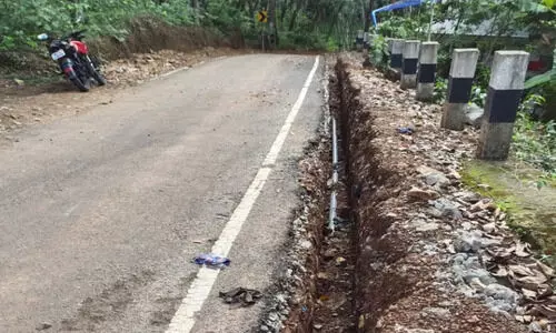 മണ്ണ് ഒലിച്ചുപോയി;  റോഡ് അപകടാവസ്ഥയിൽ