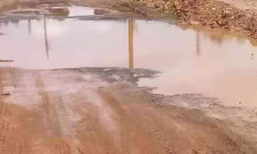 ചളിക്കെട്ടായി നേമം റെയിൽവേ സ്​റ്റേഷൻ റോഡ് പു​ന​ർ​നി​ർ​മാ​ണ​ത്തി​ന്​ ന​ട​പ​ടി​യെ​ടു​ക്കാ​തെ അ​ധി​കൃ​ത​ർ