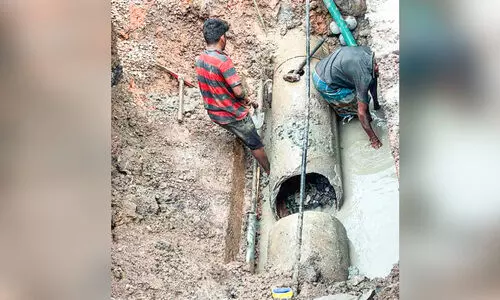 കണ്ണാടിക്കാട് പൈപ്പ് പൊട്ടി; കുടിവെള്ളംമുട്ടി ആയിരങ്ങള്‍