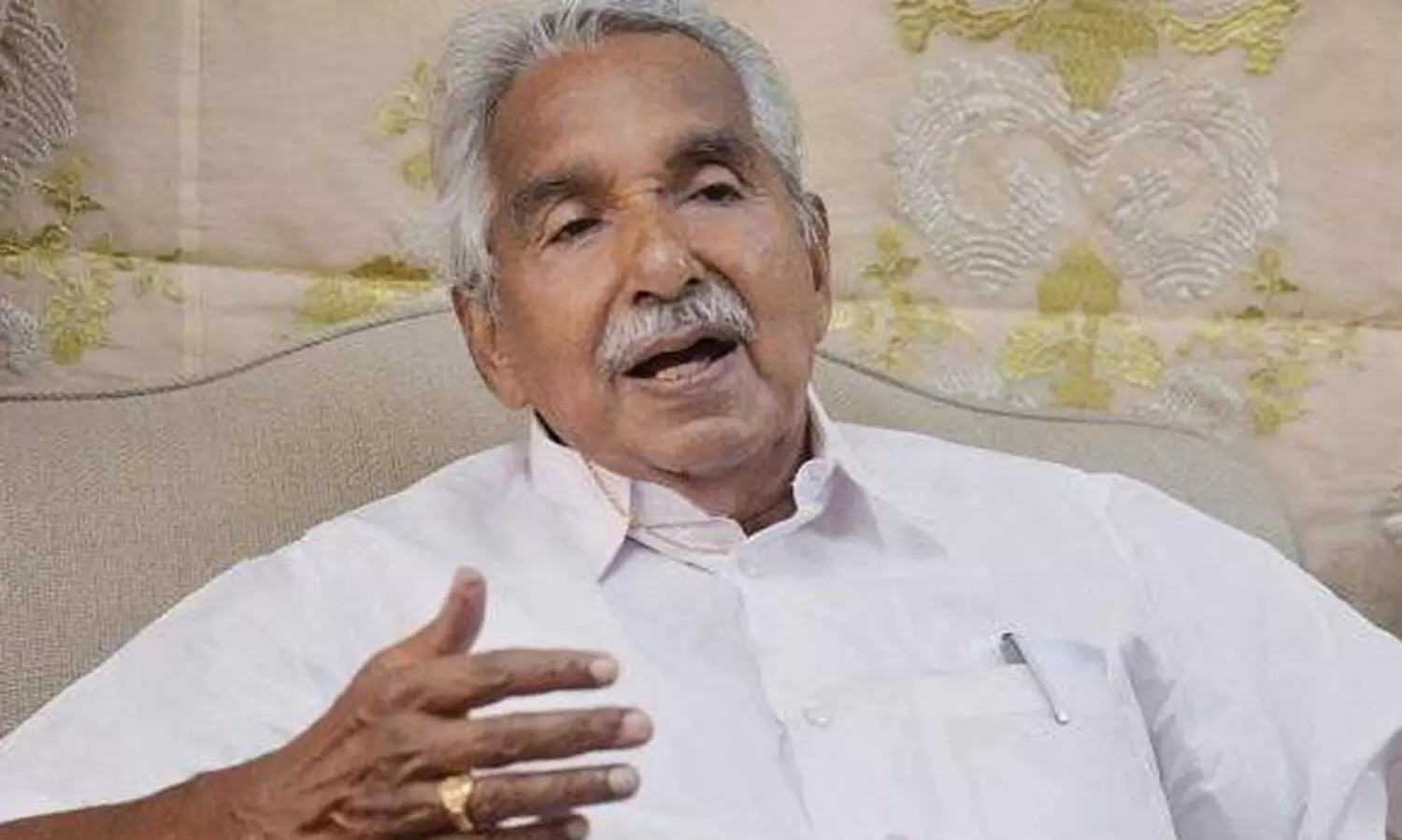 ഉമ്മൻചാണ്ടിയെ ആശുപത്രിയിൽ രാഹുൽ ഗാന്ധി സന്ദർശിച്ചു