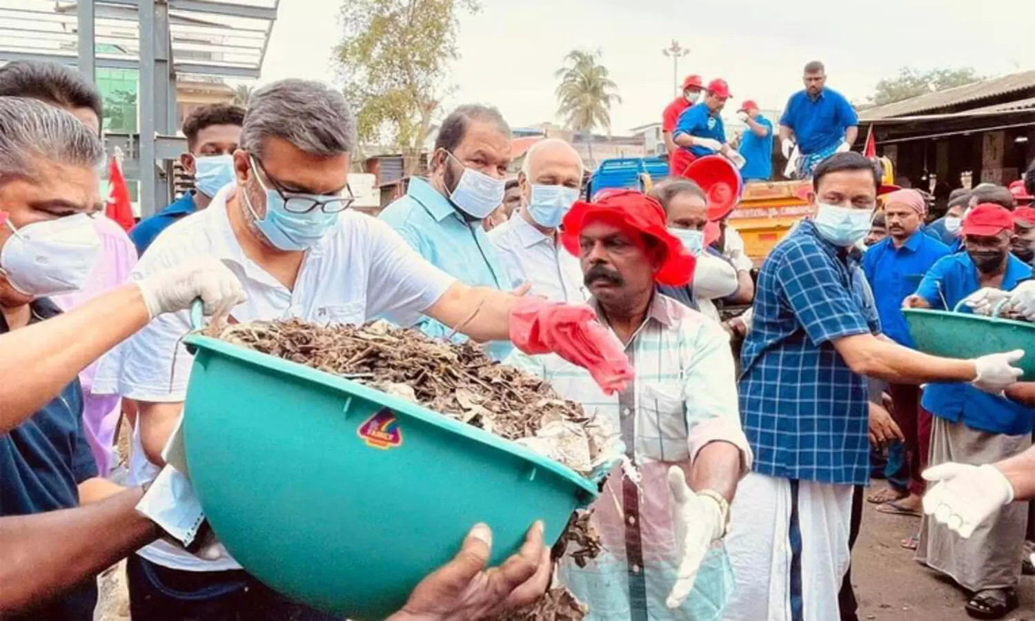 ശുചിത്വത്തിനായി സി.ഐ.ടി.യു തൊഴിലാളികൾ രംഗത്തിറങ്ങി