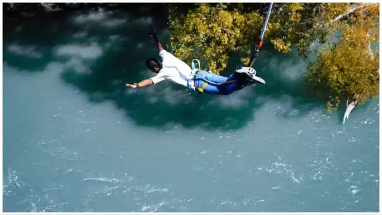 വിവാഹമോചനം ആഘോഷിക്കാം ബംഗി ജംപിന് പോയി; കഴുത്തൊടിഞ്ഞ് യുവാവിന് പരിക്ക്
