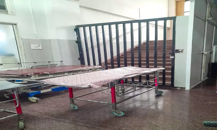 മെഡിക്കൽ കോളജിലെ കൂട്ടിരിപ്പുകാർ ചോദിക്കുന്നു ആ വാതിലൊന്ന് തുറക്കാമോ? മെഡിക്കൽ കോളജിലെ കൂട്ടിരിപ്പുകാർ ചോദിക്കുന്നു ആ വാതിലൊന്ന് തുറക്കാമോ?