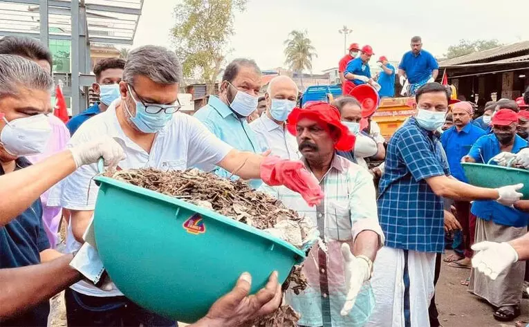 ശുചിത്വത്തിനായി സി.ഐ.ടി.യു തൊഴിലാളികൾ രംഗത്തിറങ്ങി