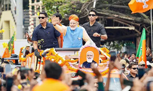 ബം​ഗ​ളൂ​രു​വി​ൽ മെ​ഗാ റോ​ഡ് ഷോ ​ന​യി​ച്ച് മോ​ദി