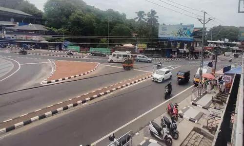 അപകടകേന്ദ്രമായി മുണ്ടൂർ