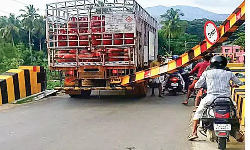 ഊ​ട്ട​റ പാ​ല​ത്തി​ന്റെ ബാ​രി​യ​ർ  ലോ​റി​യി​ടി​ച്ച് ത​ക​ർ​ന്നു