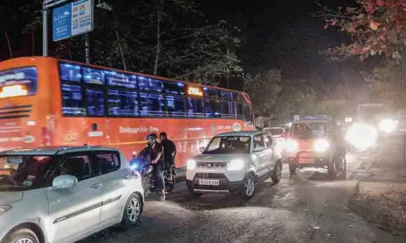 ചമ്രവട്ടം പാലത്തിൽ മൂന്ന് മണിക്കൂറോളം ഗതാഗതം സ്തംഭിച്ചു