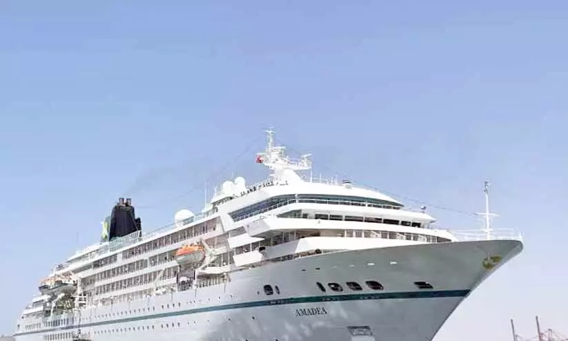 വിനോദ സഞ്ചാരികളുമായി ക്രൂസ് കപ്പൽ സലാലയിൽ വിനോദ സഞ്ചാരികളുമായി ക്രൂസ് കപ്പൽ സലാലയിൽ